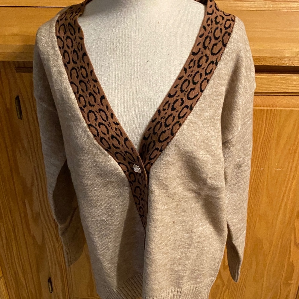 NWT Exclusive XL Sweater Cardigan V-Neck Button Down Leopard Collar Acrylic